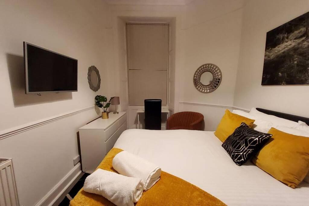 Leith Spectacular Apartment By Sensational Stay Short Lets & Serviced Accommodation With 6 Separate Beds & 2 Baths Edinburgh Bagian luar foto